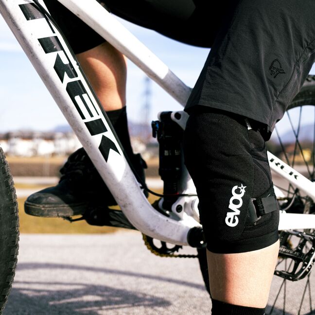 EVOC KNEE PROTECTOR LS FLEX LITE, lichtgewicht MTB kniebeschermers ( kniebeschermers met level 2 kniebescherming, ademende kniebeschermers, uitstekende bewegingsvrijheid, maat: L), zwart