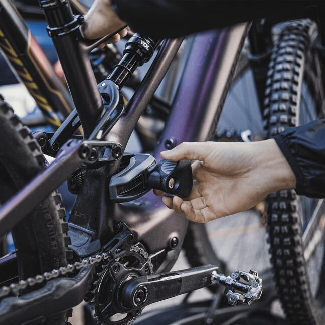 specialized e rennrad 2027 Levo R Comp Alloy Satin Metallic Deep Marine / Shadow Silver / S6 Simagic P-HPR and P-HPR 60th birthday The bike features a Pin Color:Red